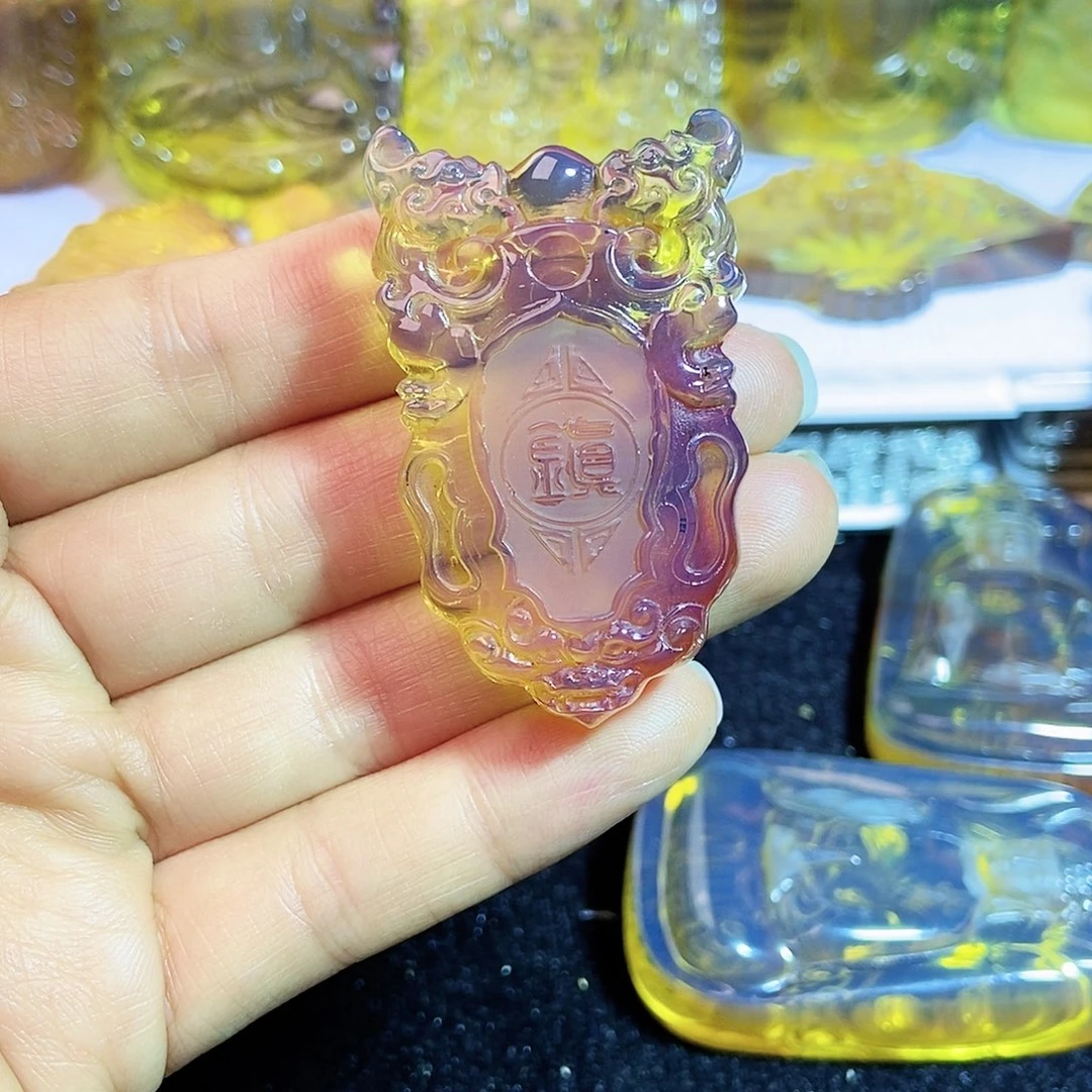 琥珀颈饰未镶嵌仿古龙牌