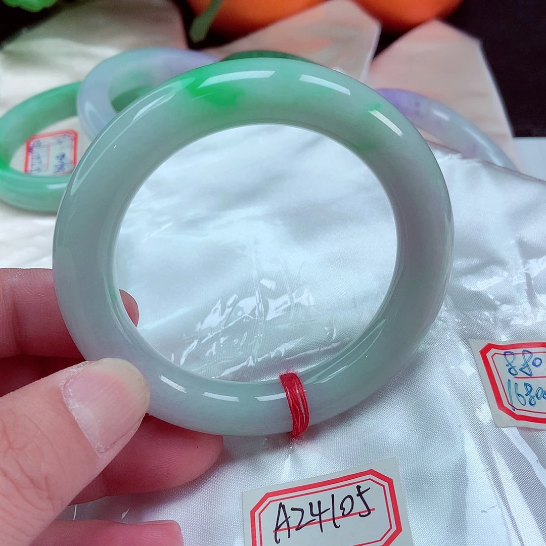 翡翠手镯（圆镯）未镶嵌圈口圆56