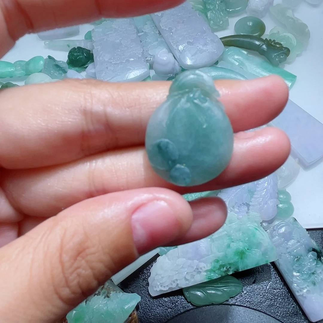翡翠未镶嵌颈饰不