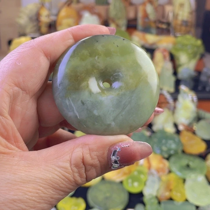 蛇纹石玉颈饰合金