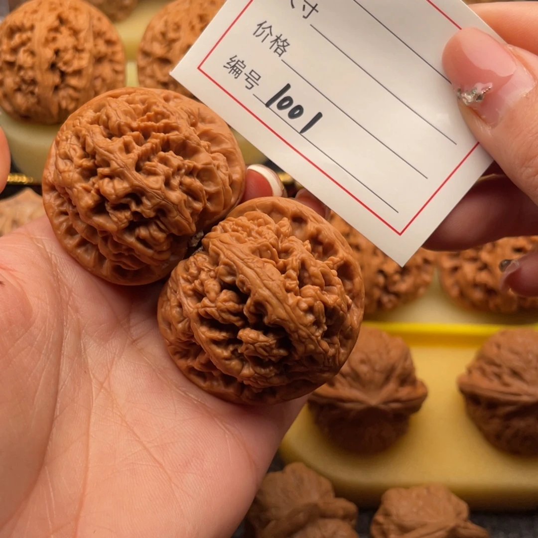 文玩核桃吊坠1001号43粗筋