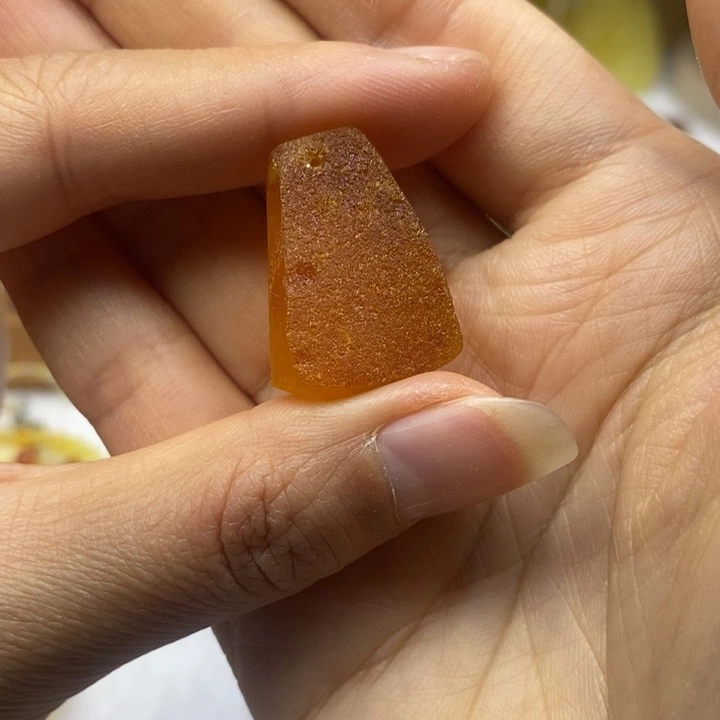蜜蜡未镶嵌裸石微瑕