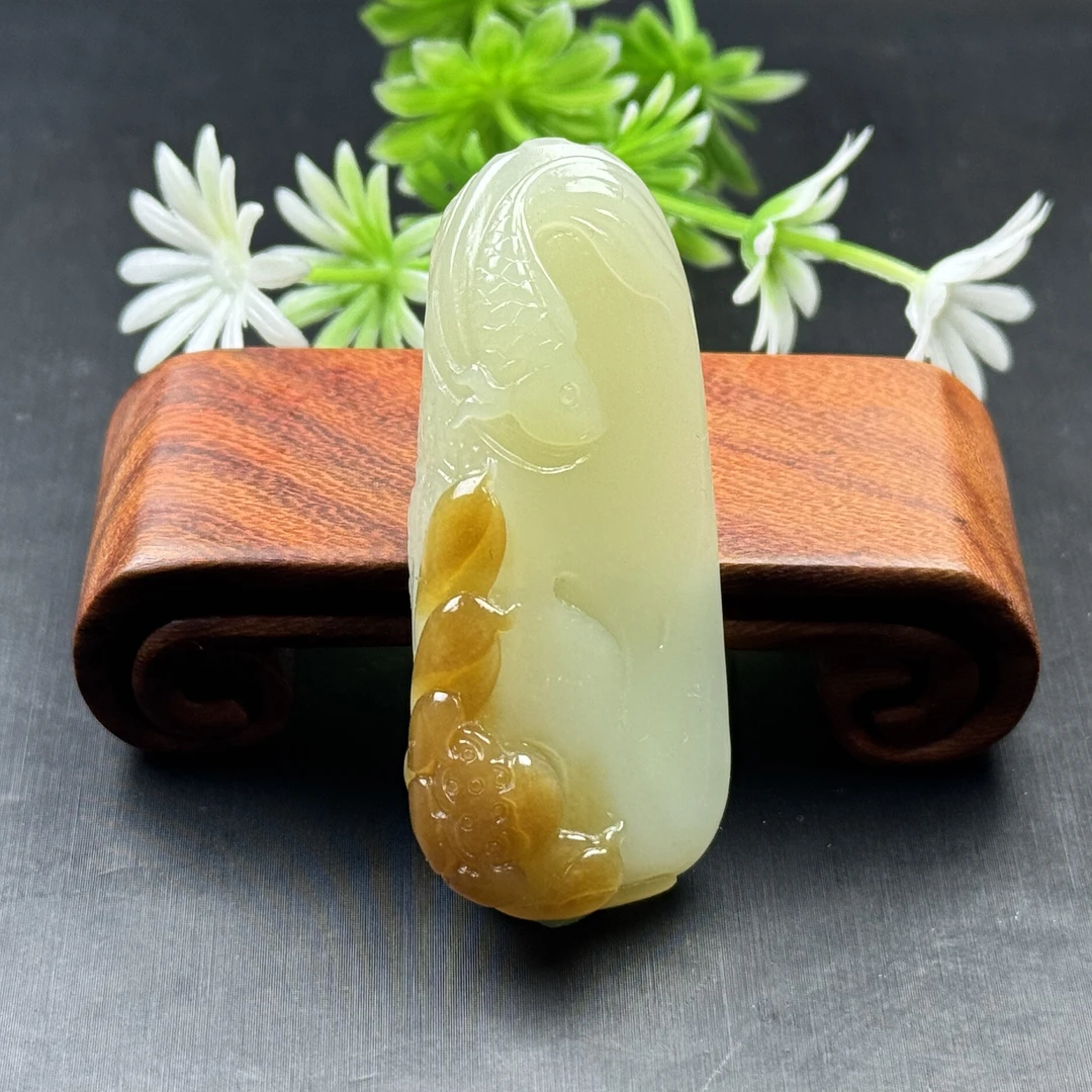 新疆和田玉且末料鱼吊坠 和田玉糖白莲花鱼吊坠 53*23*13 28g