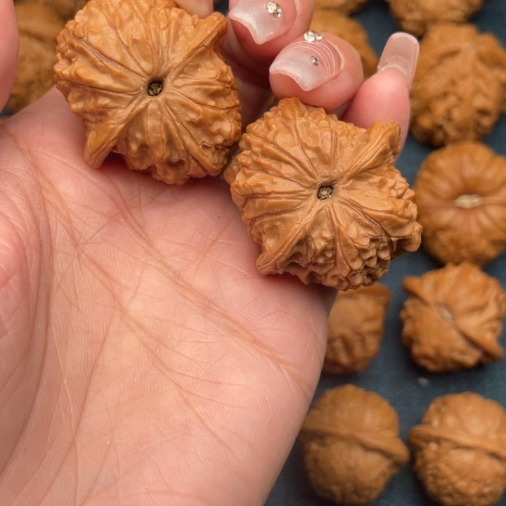 文玩核桃吊坠35.8血麒麟。