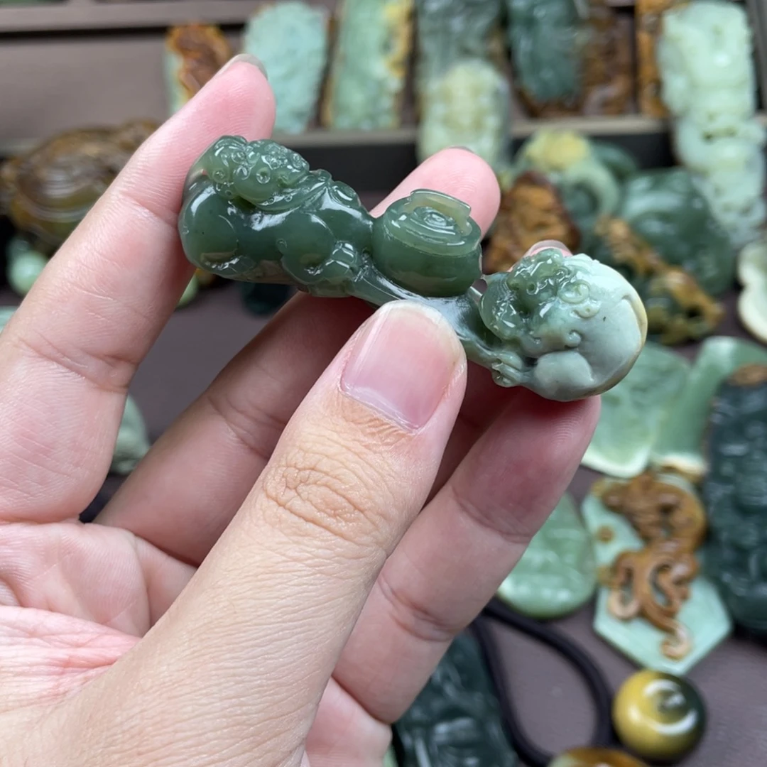 未镶嵌岫岩河磨玉（透闪石质玉）挂件