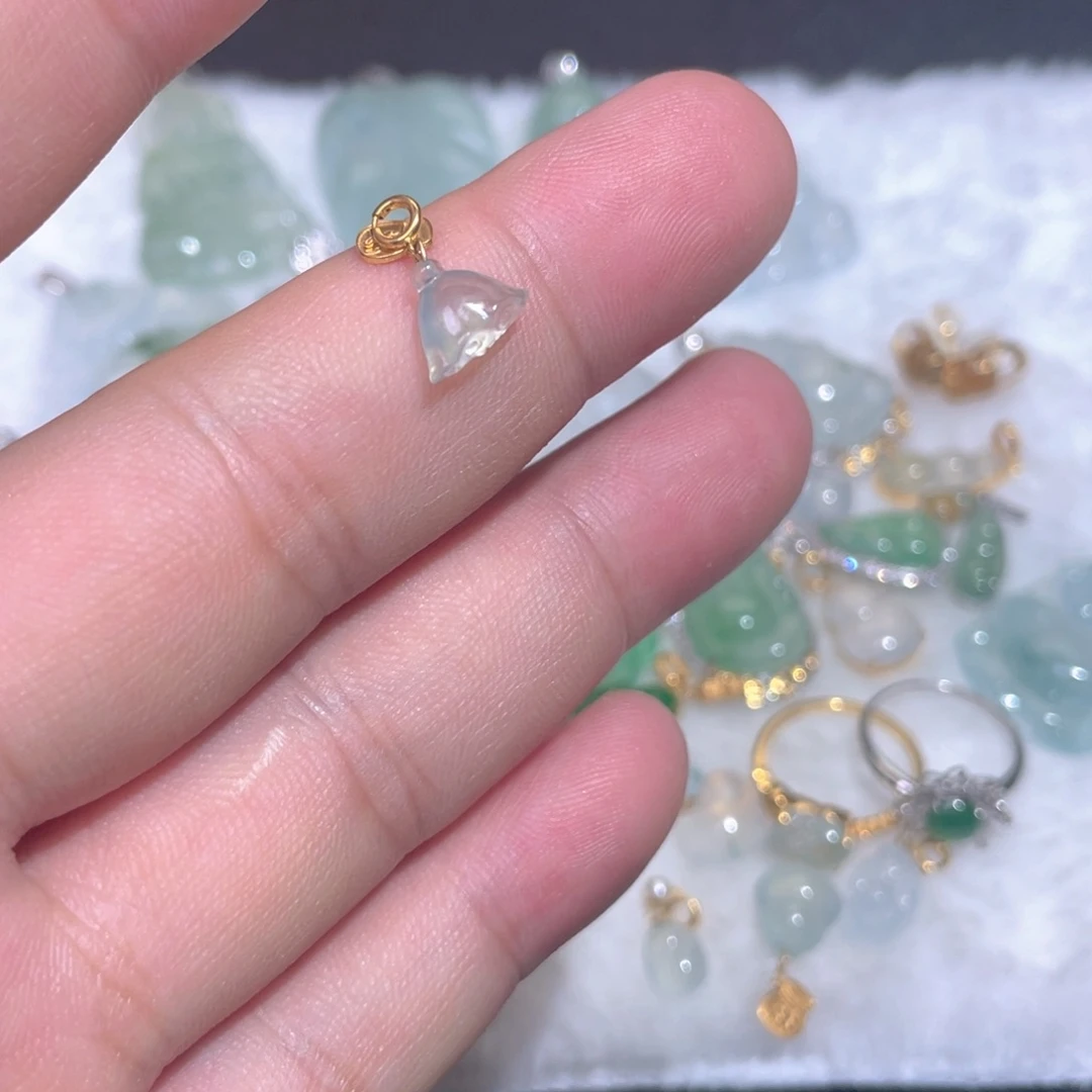 颈饰18K金镶嵌翡翠