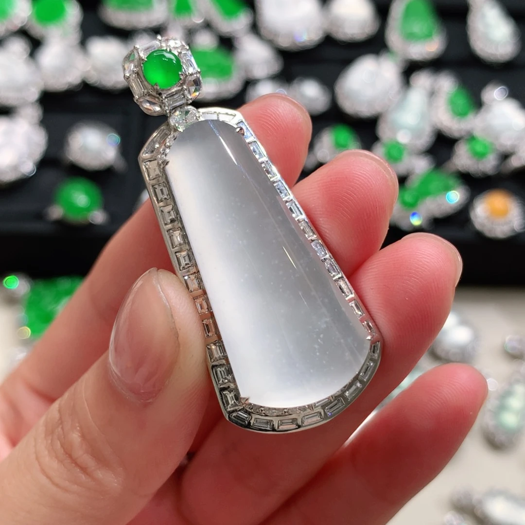 颈饰18K金镶嵌翡翠无事柱