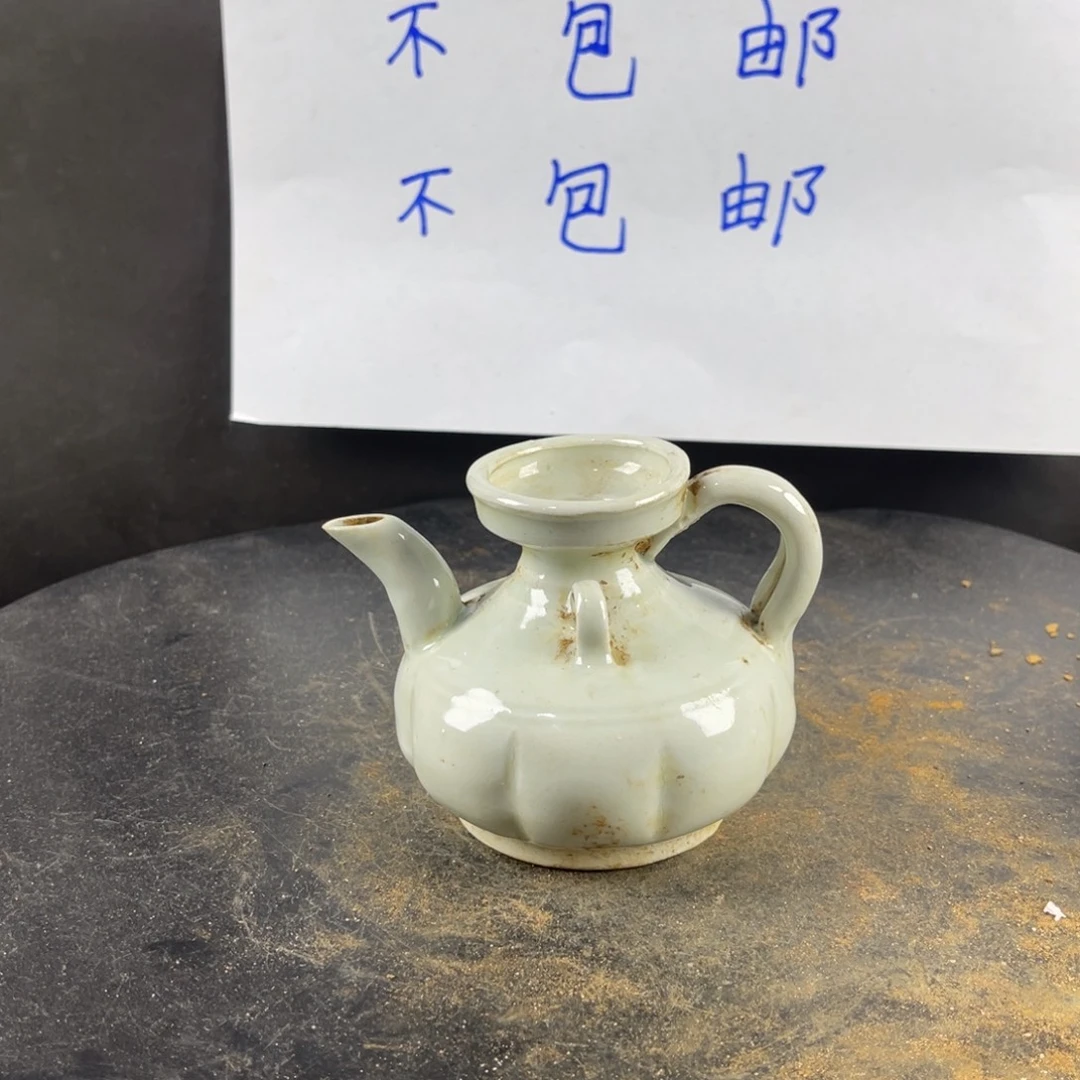 罐漂亮的小瓷器和