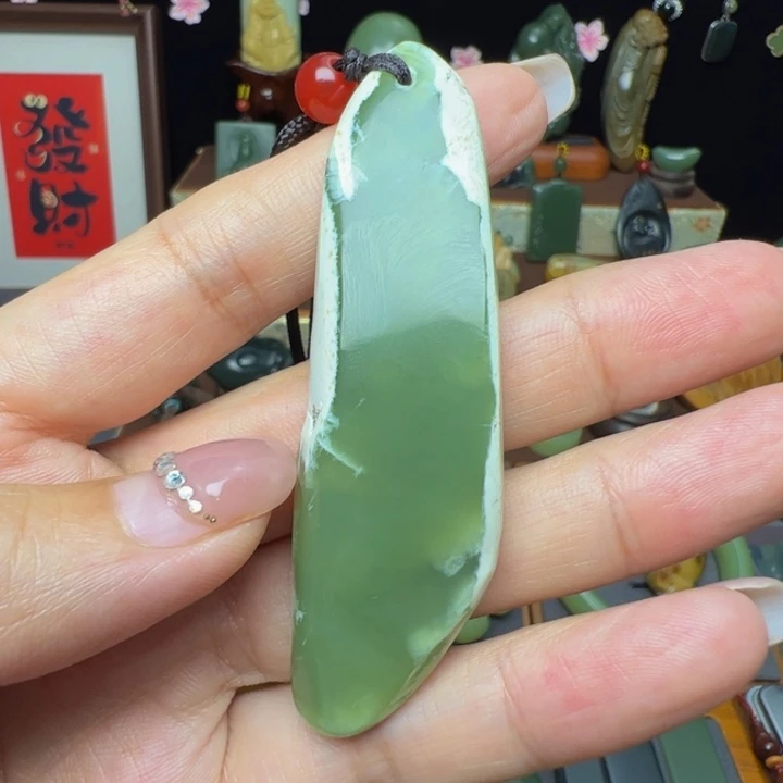 透闪石质玉未镶嵌颈饰