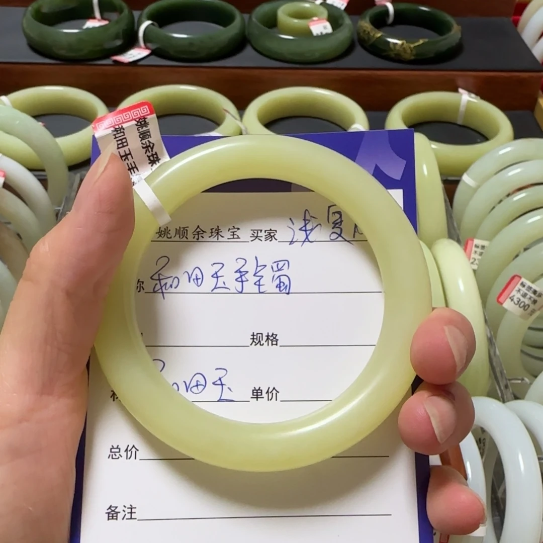 和田玉手镯未镶嵌浅**风