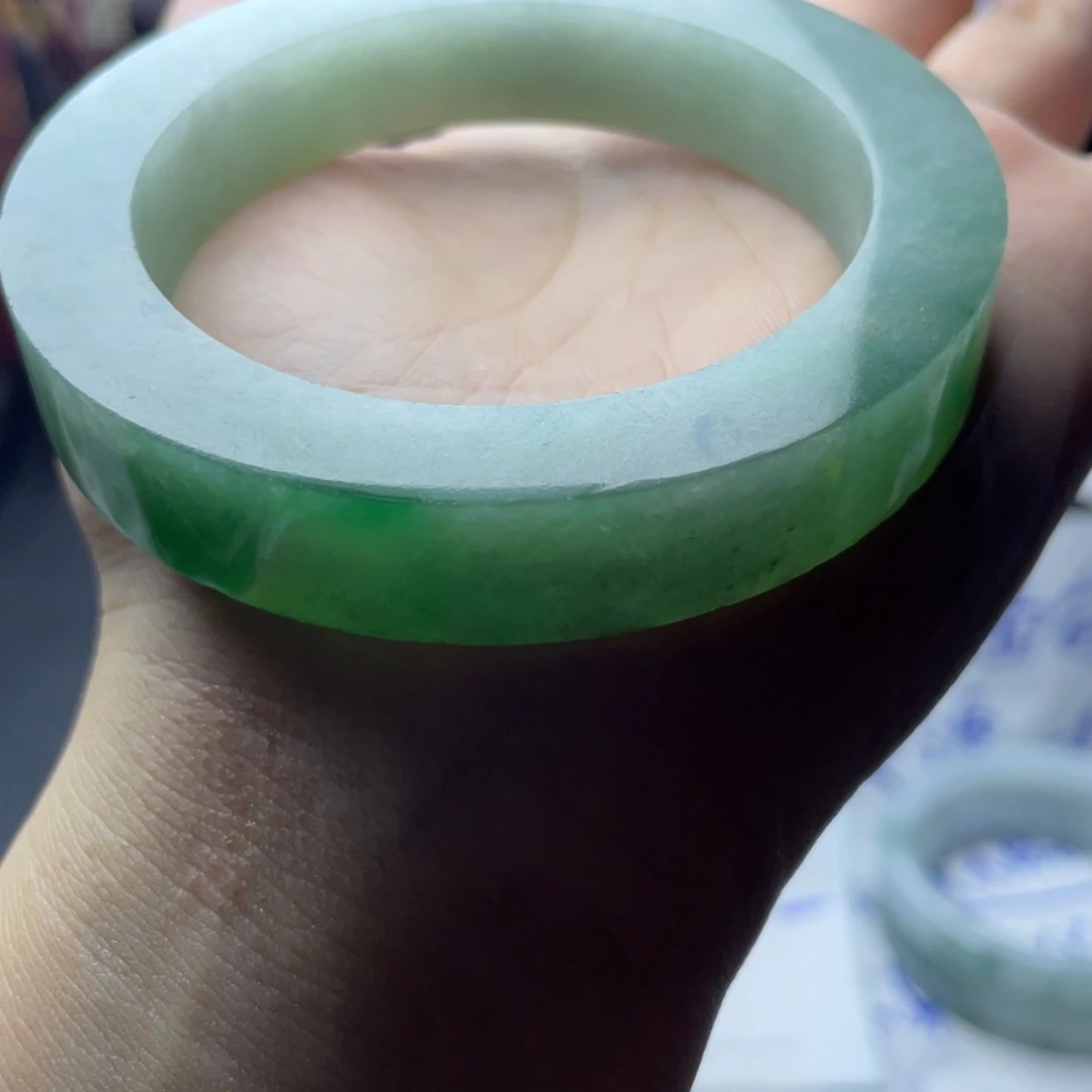 何***着定制翡翠未镶嵌缅A翡翠多样性发一