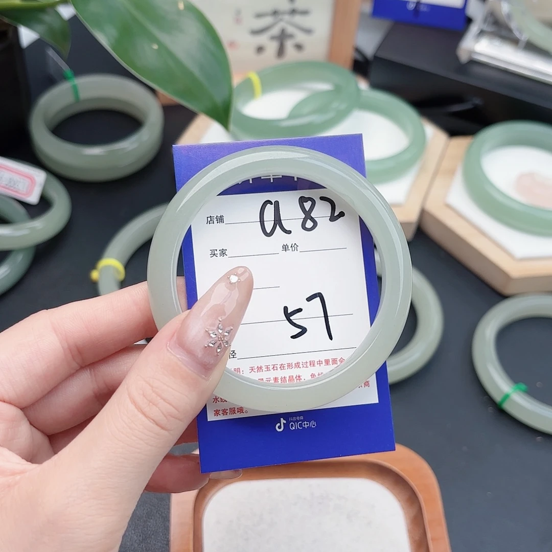 ****袋石英质玉未镶嵌手镯