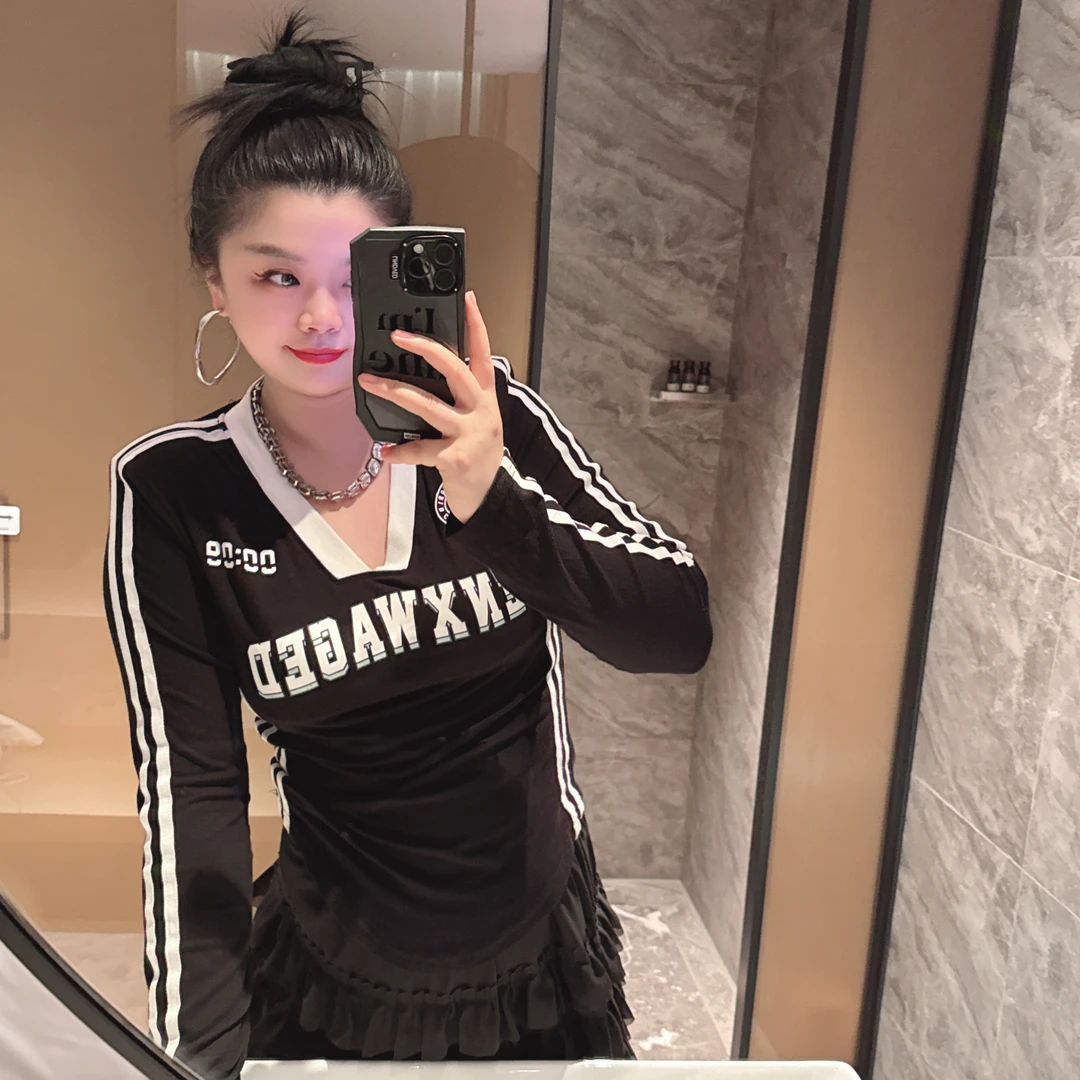 「鞠环环150斤显瘦穿搭推荐」百搭字母V领条条修身辣妹休闲显瘦T恤