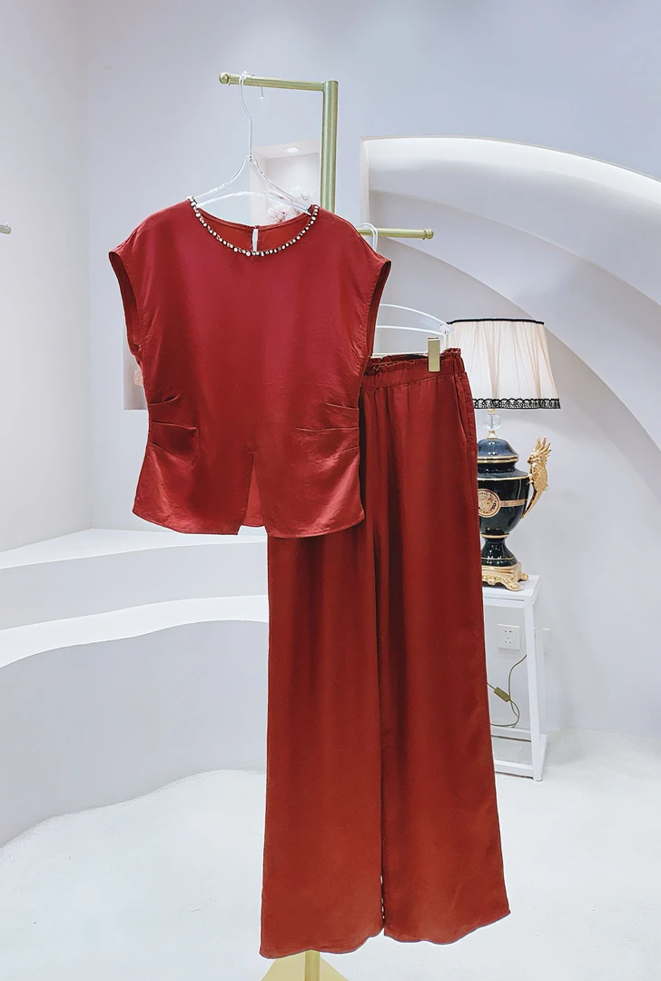 2025夏季设计师新款气质显瘦圆领钉珠下摆开叉浮雕洋气上衣女套装