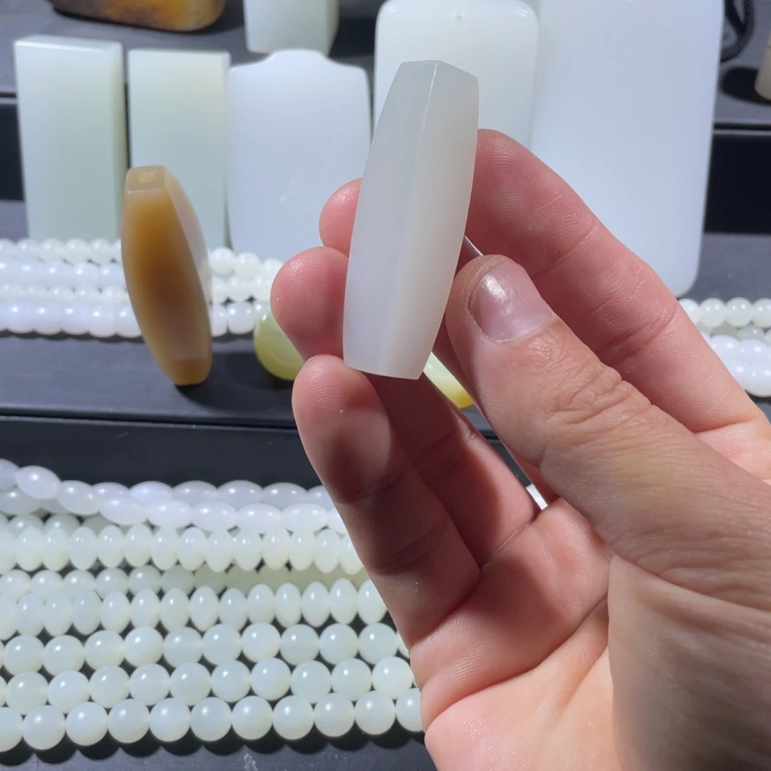 和田玉未镶嵌颈饰天珠