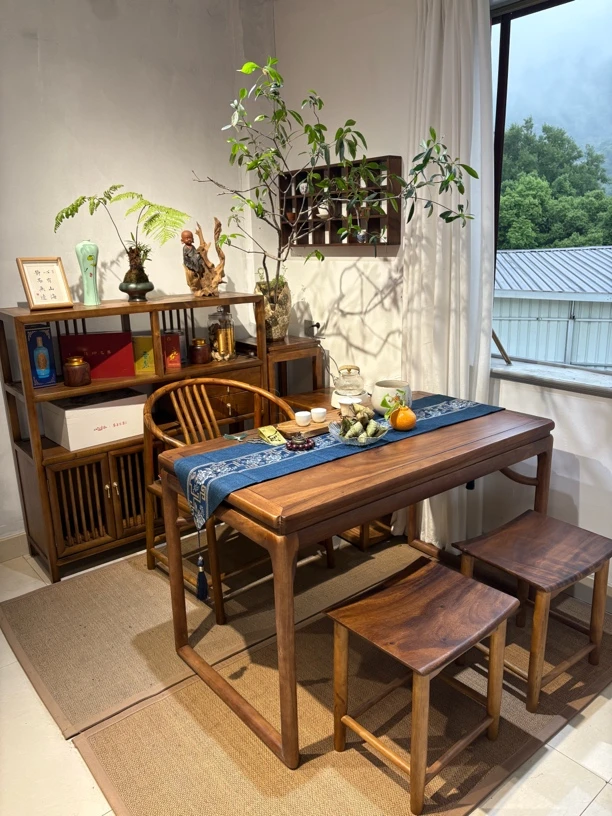 128木风桌配元宝凳两件，自在圈椅1件，茶水柜一件