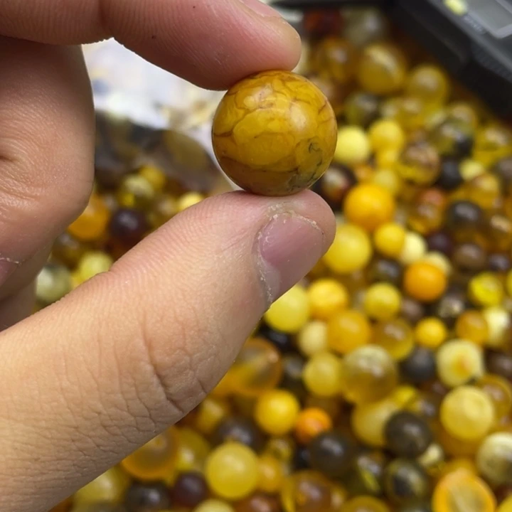 琥珀未镶嵌珠宝奇石难**心