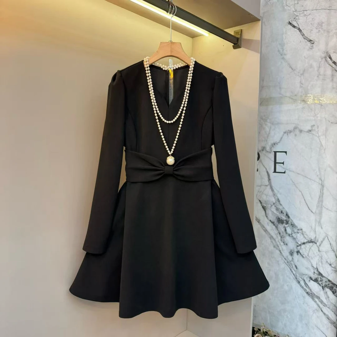 2025新时尚洋气设计感v领名媛赫本风绝美显瘦时尚精致连衣裙5981