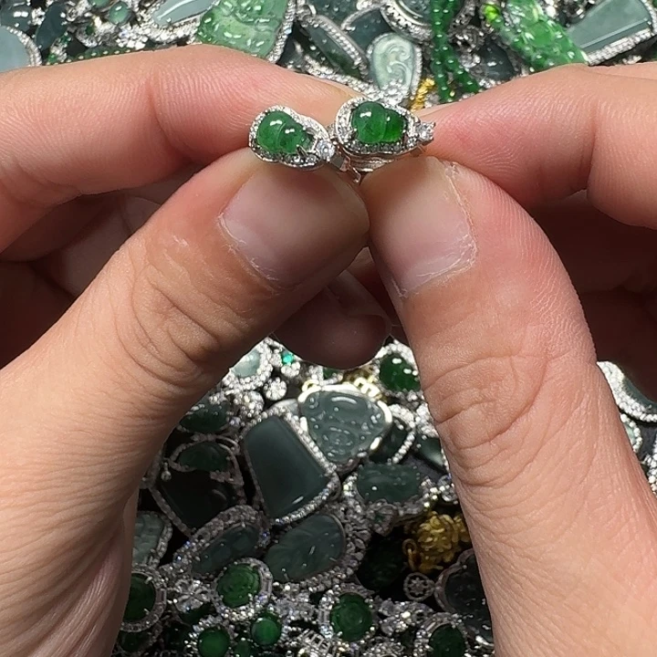 翡翠未镶嵌颈饰天然A货翡翠放漏