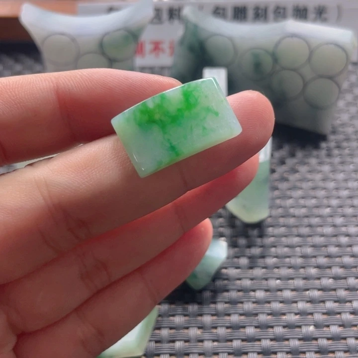 忘***草定制翡翠未镶嵌翡翠