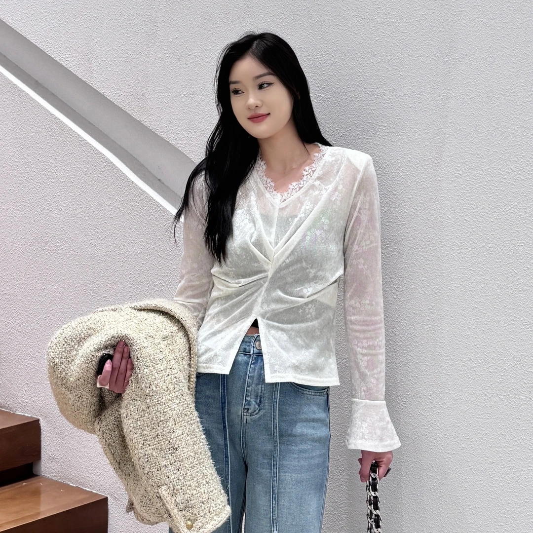 2025早春新款高级感法式复古蕾丝V领打底衫女修身显瘦上衣175809