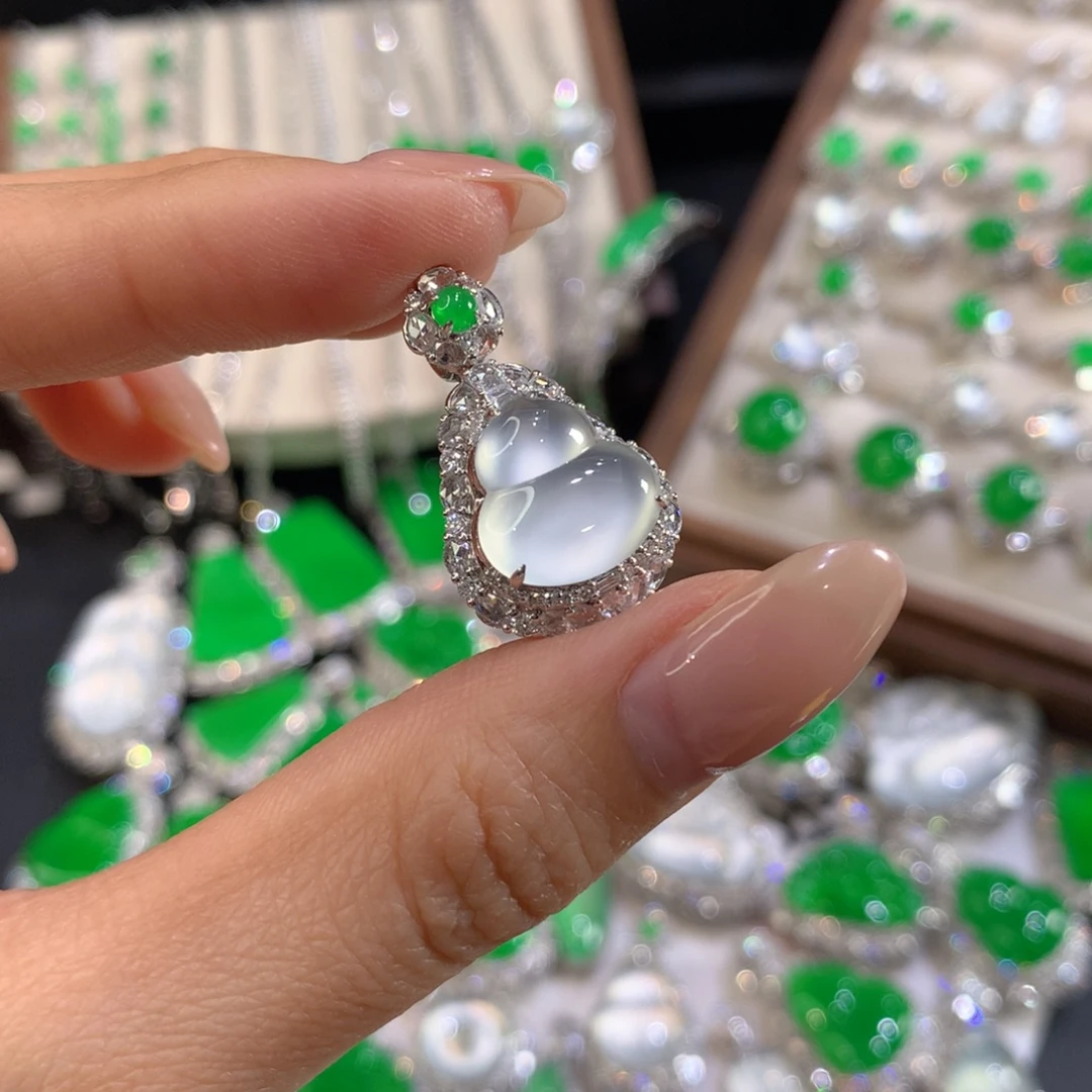 翡翠18K金镶嵌颈饰葫芦