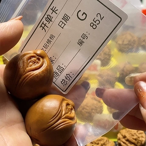 核桃把件佟*利自产自销……