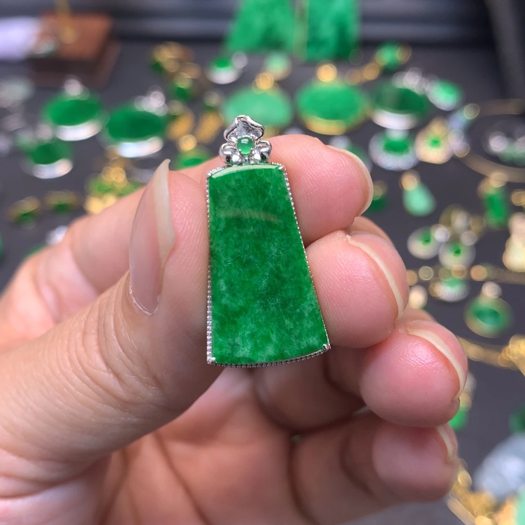 翡翠18K金镶嵌颈饰有纹