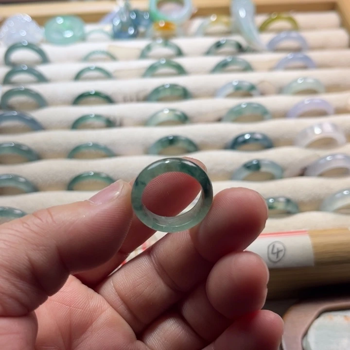 翡翠未镶嵌戒指飘花