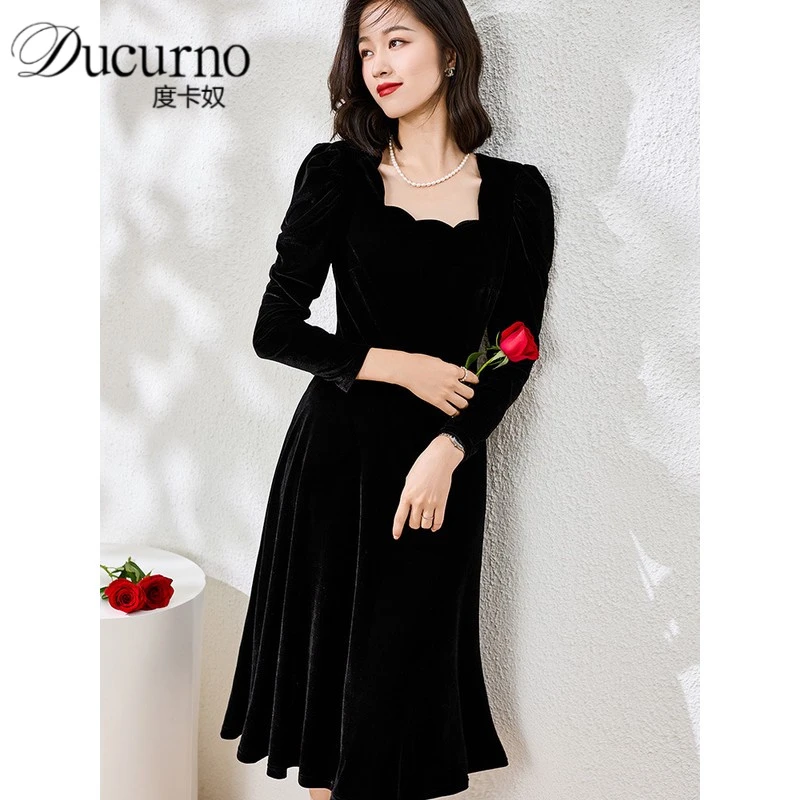 复古气质小众优雅连衣裙2025年秋季新款高腰修身方领郝本风小黑裙