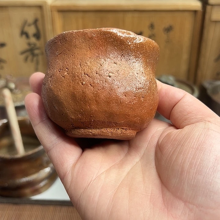 备前烧，手捻红泥杯，款自查，
