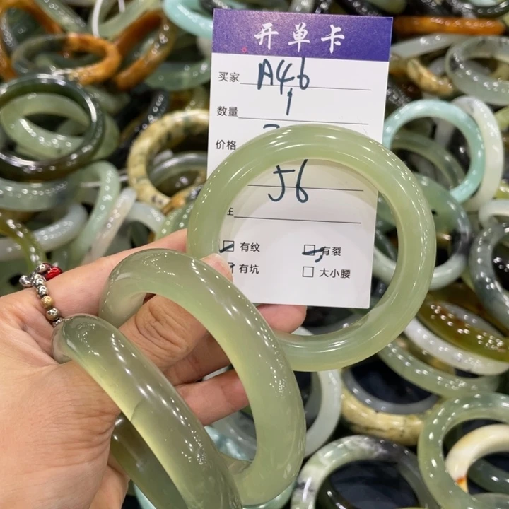 蛇纹石玉未镶嵌手镯多样性