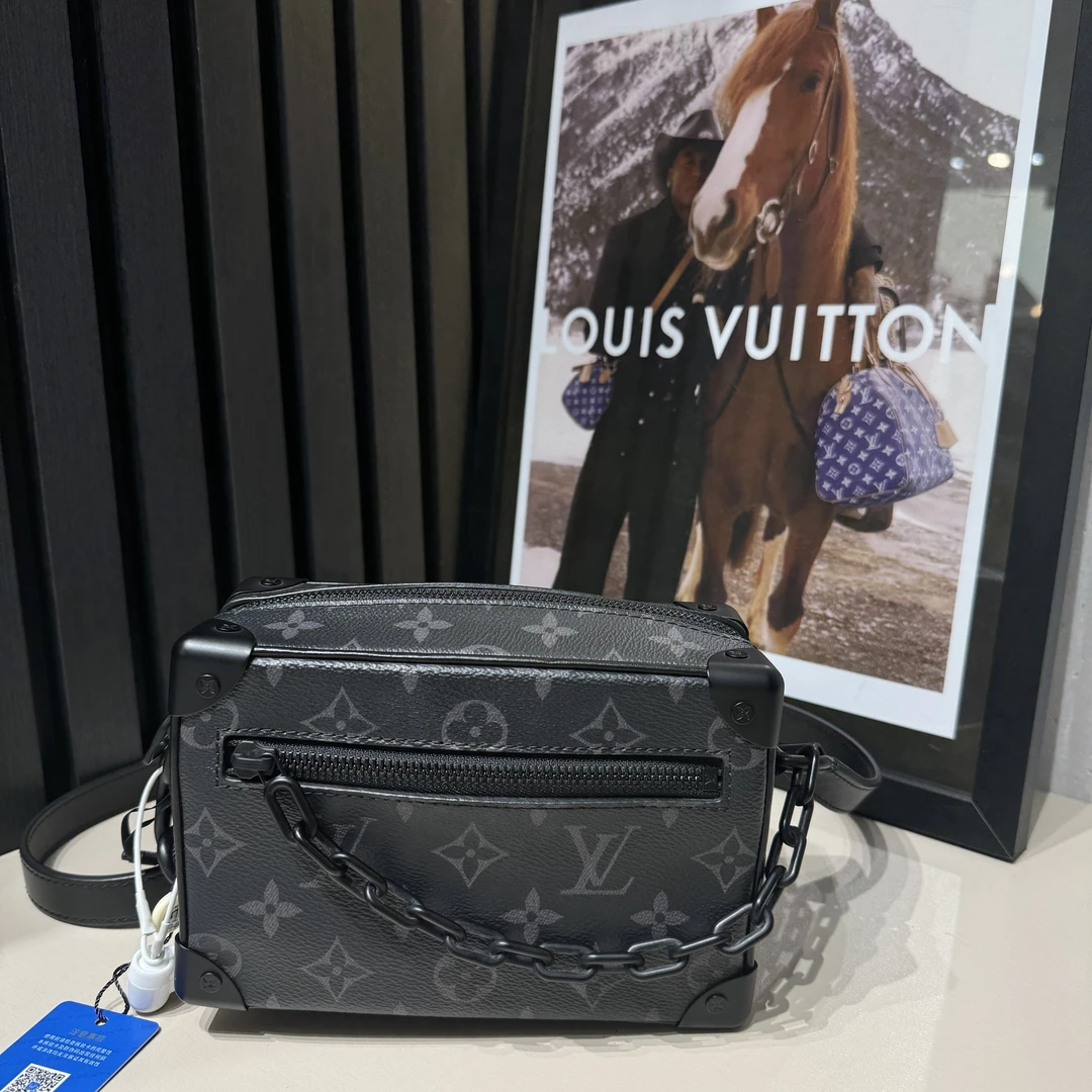 95新 LouisVuitton/路易威登 98新81731948黑武士softtrunk单肩包