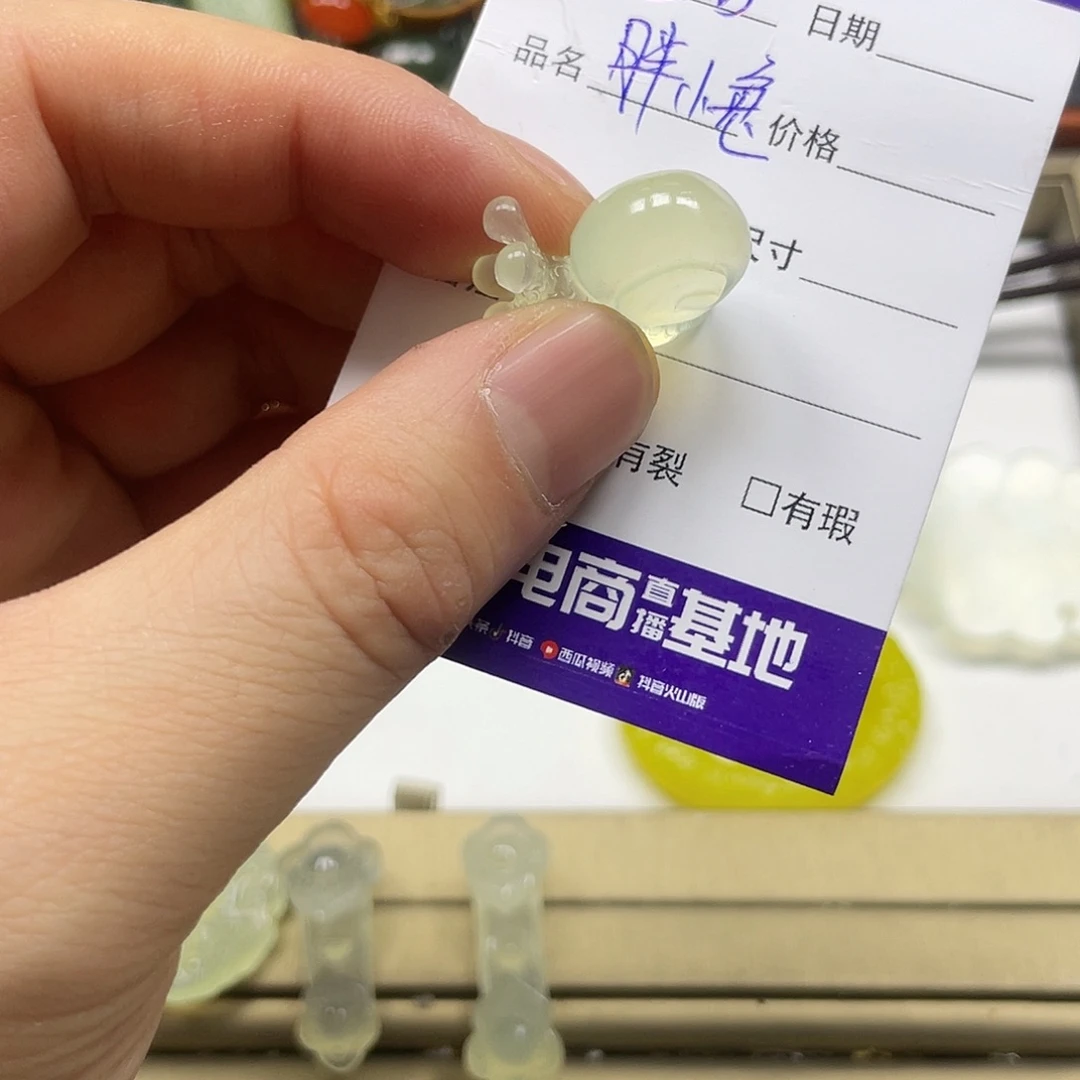 ୧***）蛇纹石玉未镶嵌颈饰