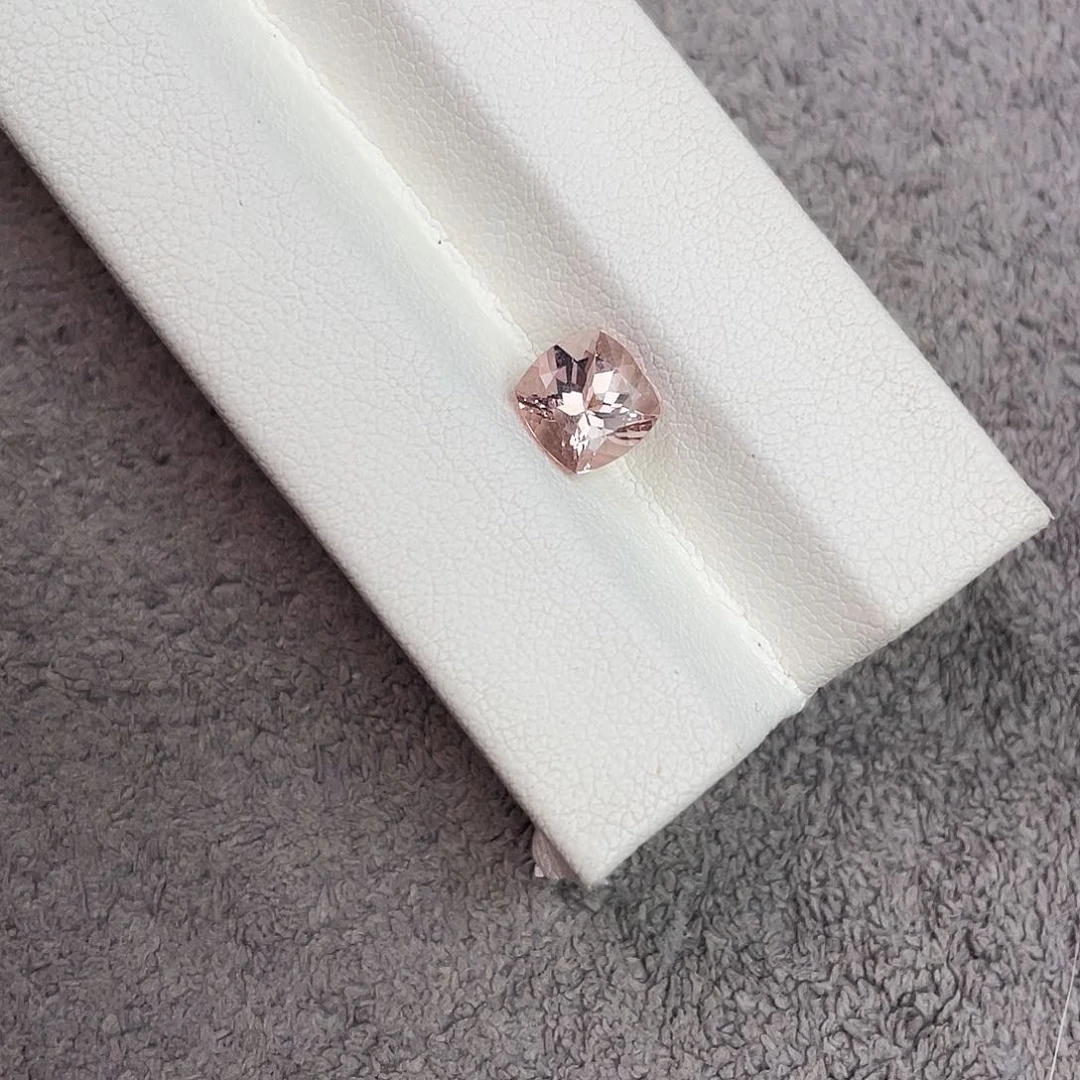 未镶嵌裸石绿柱石（摩根石）1.44ct