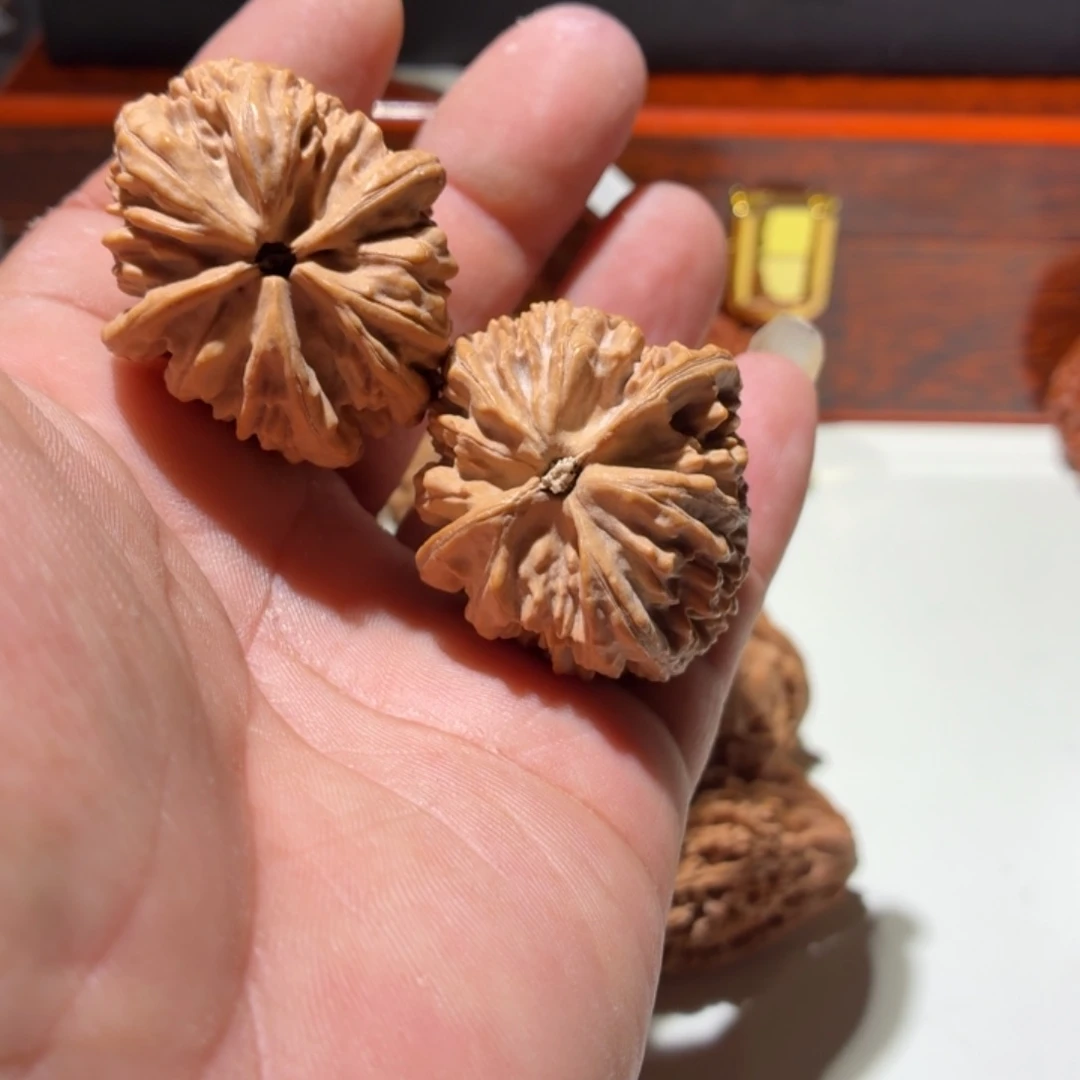 文玩核桃把件戴*红玉乳