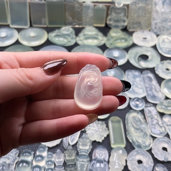 岫玉未镶嵌颈饰如意