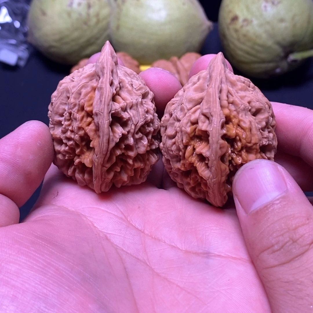文玩核桃吊坠白***毛官帽