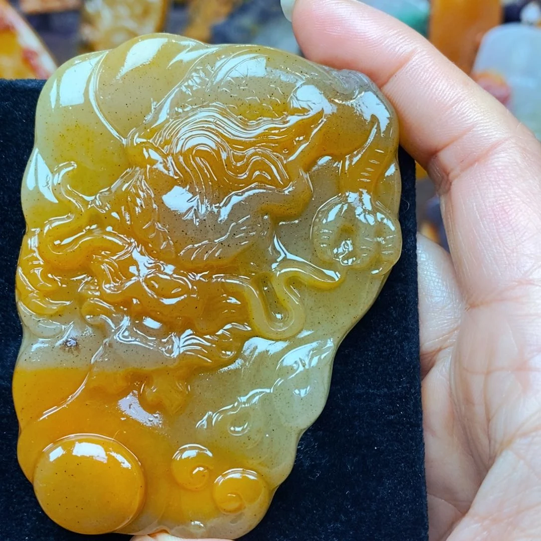 未镶嵌石英质玉（黄龙玉）颈饰