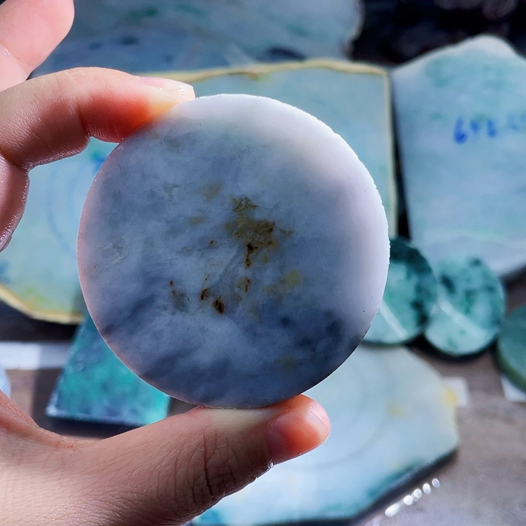 翡翠未镶嵌颈饰毛料1