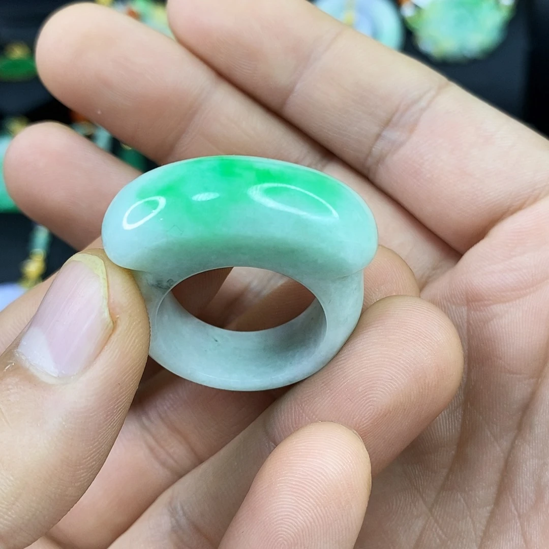 颈饰未镶嵌翡翠戒指