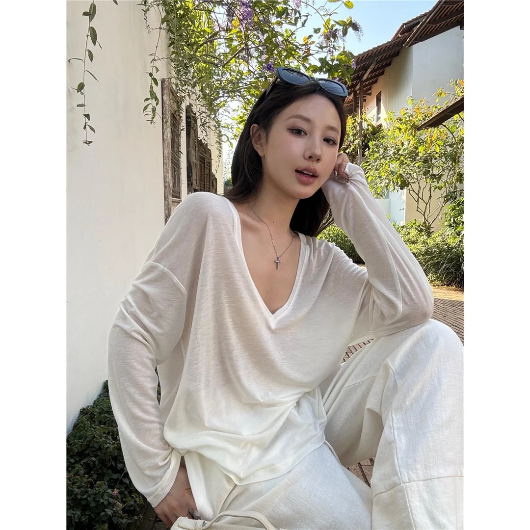 简约慵懒风白色V领长袖T恤女夏季新款松弛宽松显瘦防晒罩衫上衣