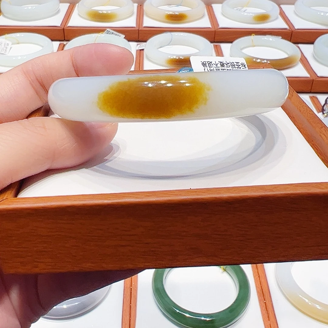 和田玉未镶嵌手镯一口糖5556