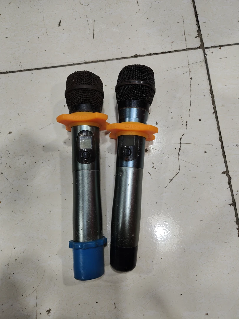 9新  二手  13无线话筒一对，没主机，随机发货（坏的，需要维修）