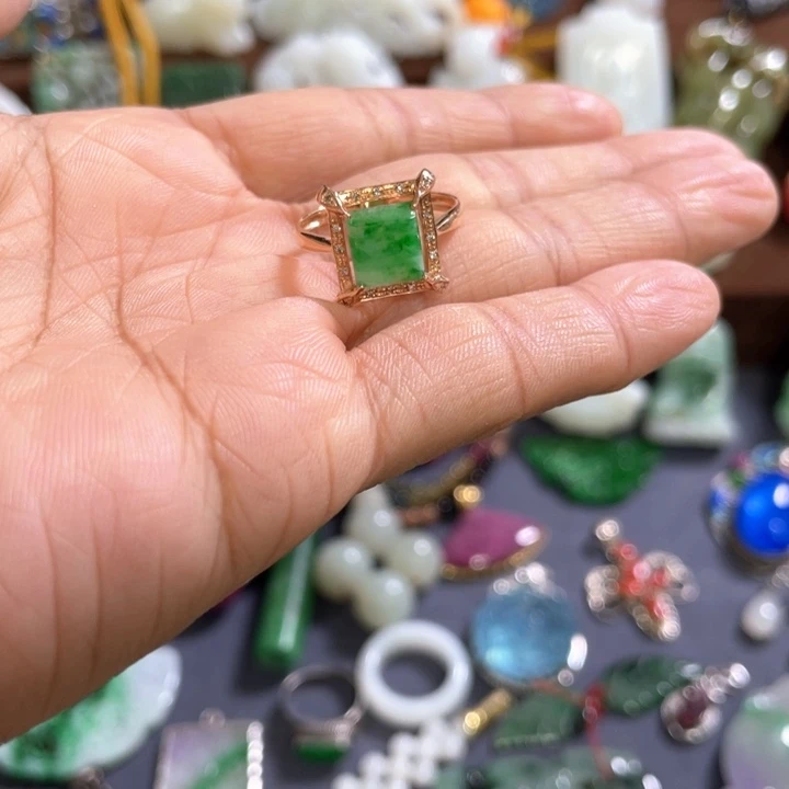 翡翠18K金镶嵌戒指漂亮88888888888888