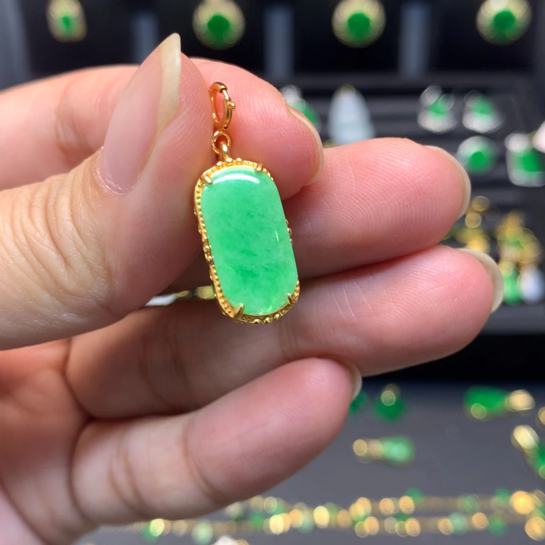 翡翠未镶嵌颈饰有纹