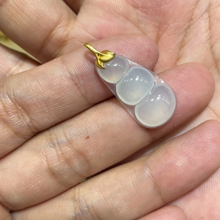 翡翠18K金镶嵌颈饰时****开豆子