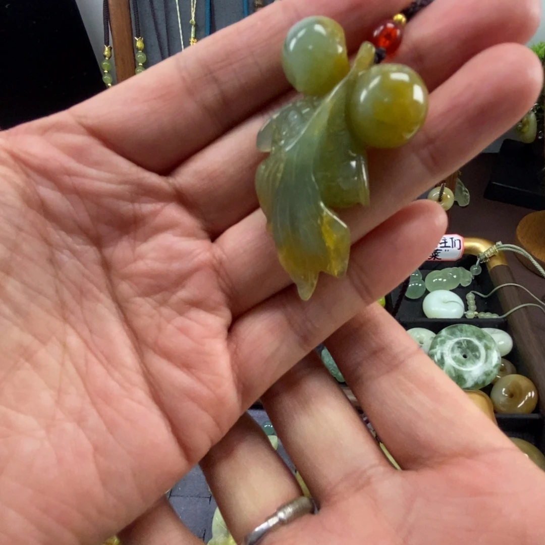 岫玉未镶嵌颈饰小鱼儿