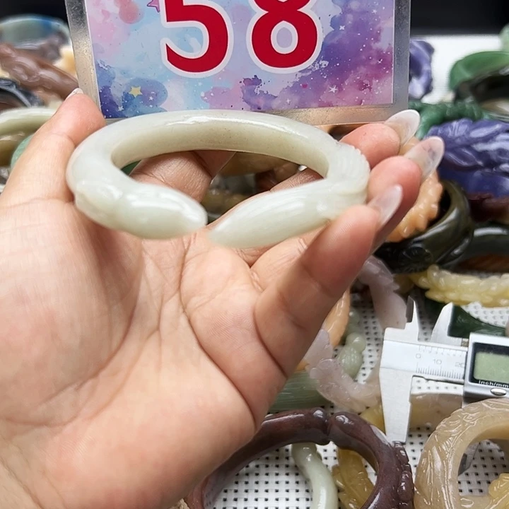 未镶嵌手镯石英岩玉