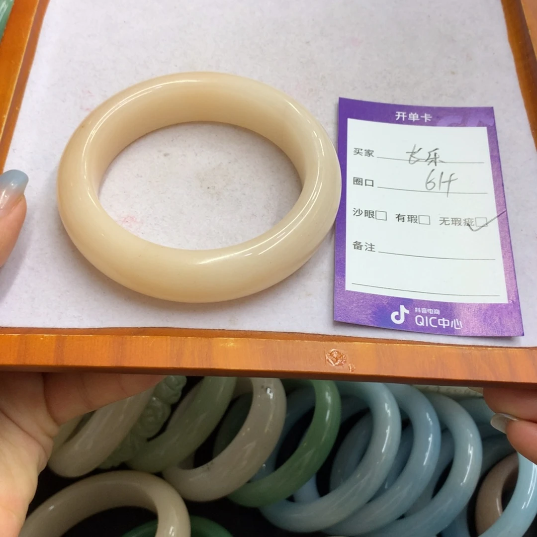 未镶嵌手镯石英质玉